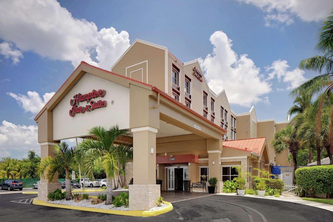 Отель Hampton Inn & Suites Fort Lauderdale Airport