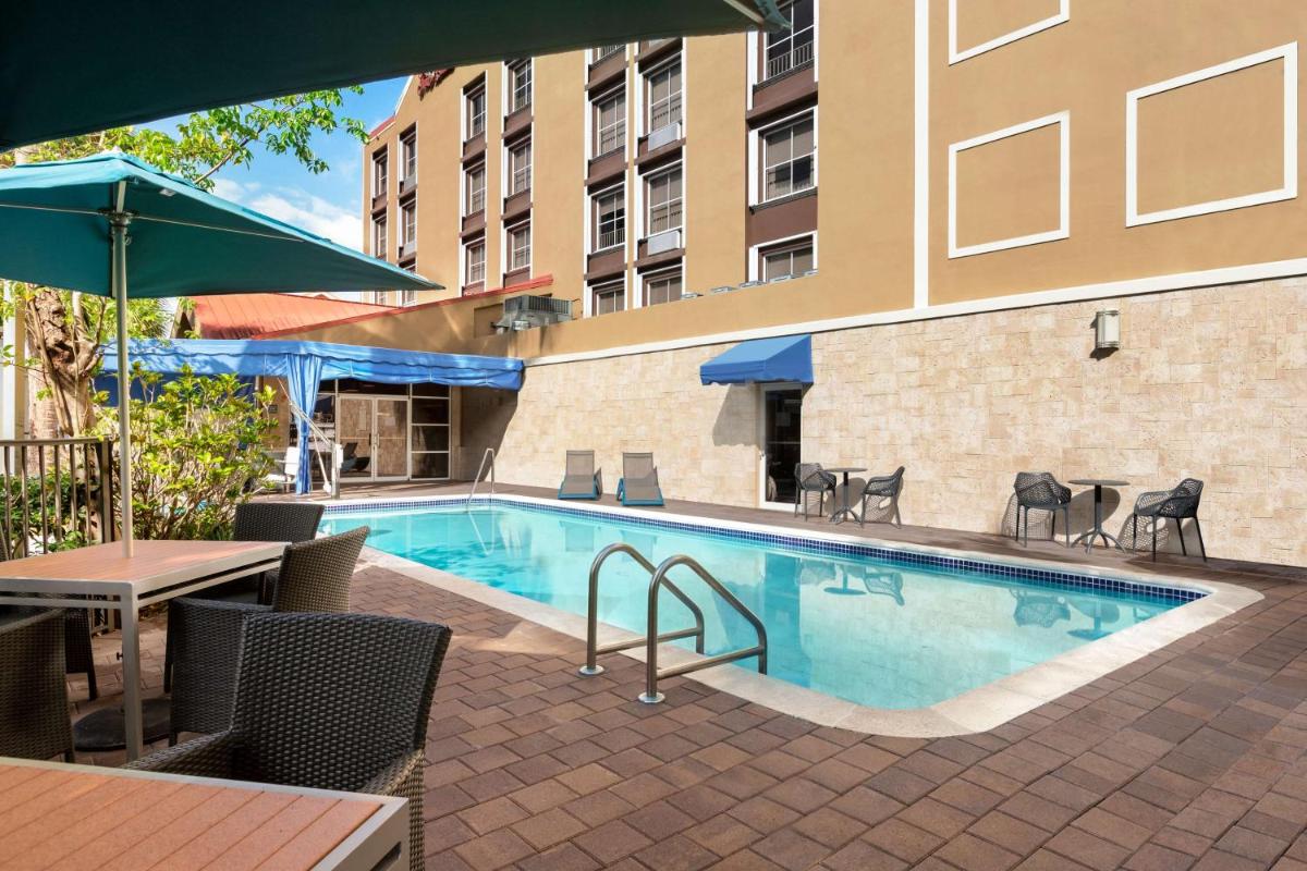 Отель Hampton Inn & Suites Fort Lauderdale Airport