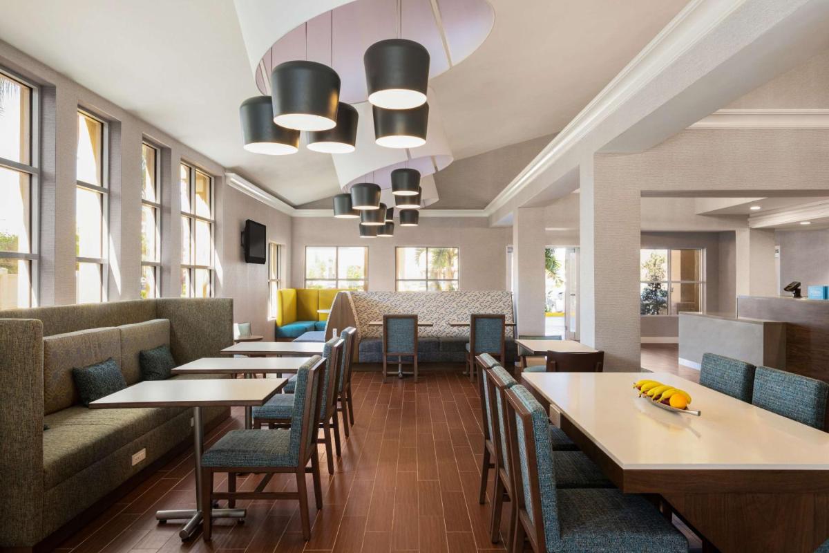 Отель Hampton Inn & Suites Fort Lauderdale Airport