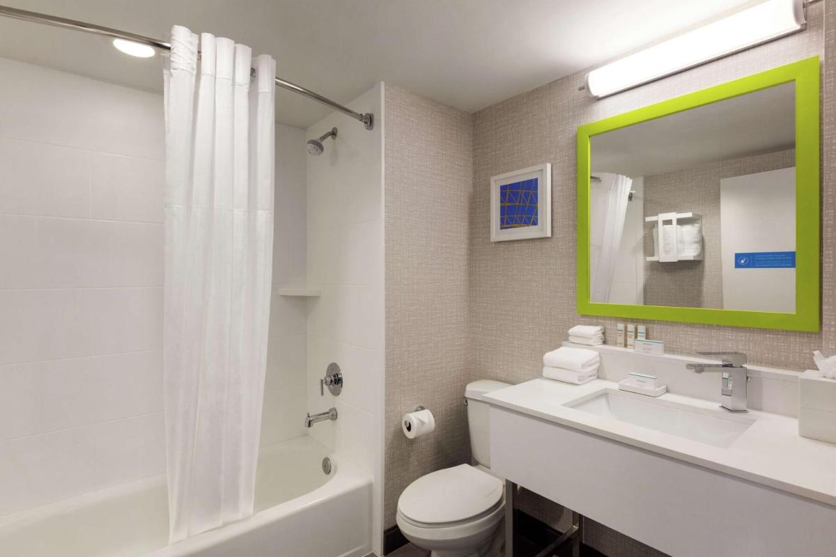 Отель Hampton Inn & Suites Fort Lauderdale Airport
