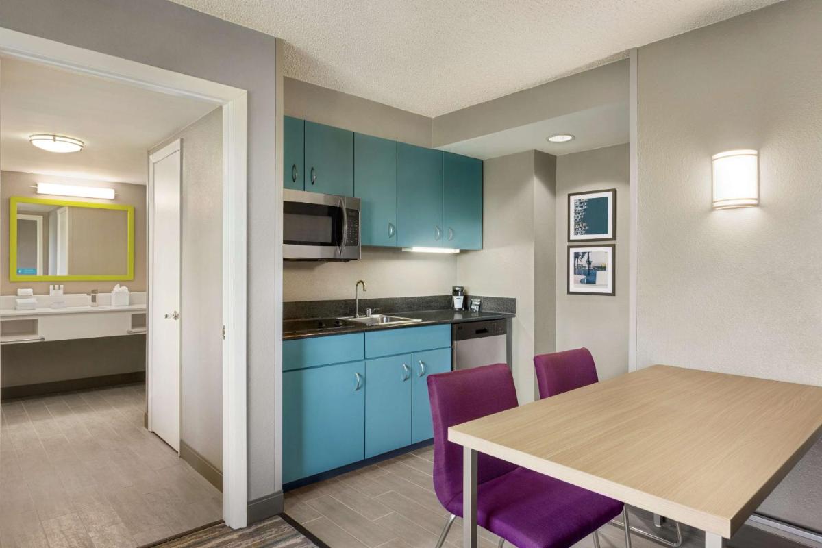 Отель Hampton Inn & Suites Fort Lauderdale Airport