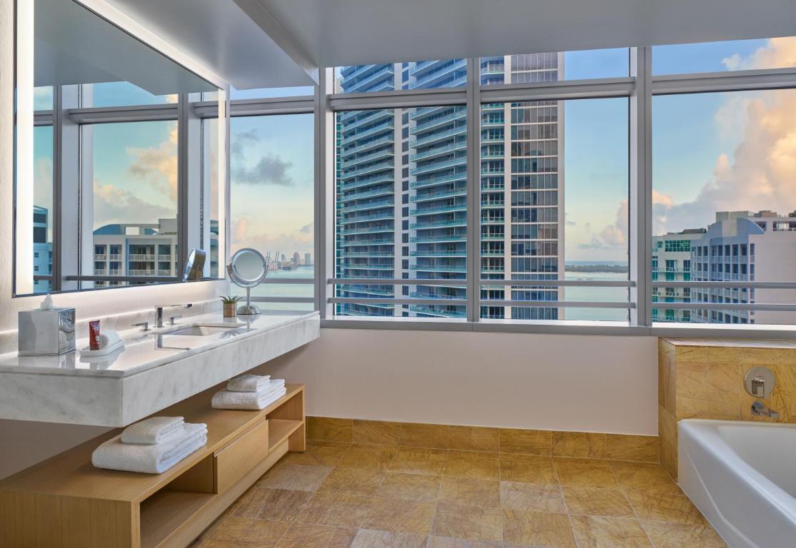 Отель Hotel AKA Brickell