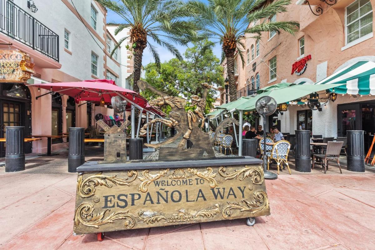 Отель Kasa El Paseo Miami Beach