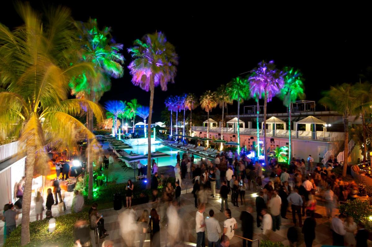 Отель Kimpton Surfcomber Hotel