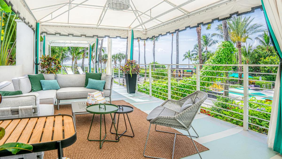 Отель Kimpton Surfcomber Hotel