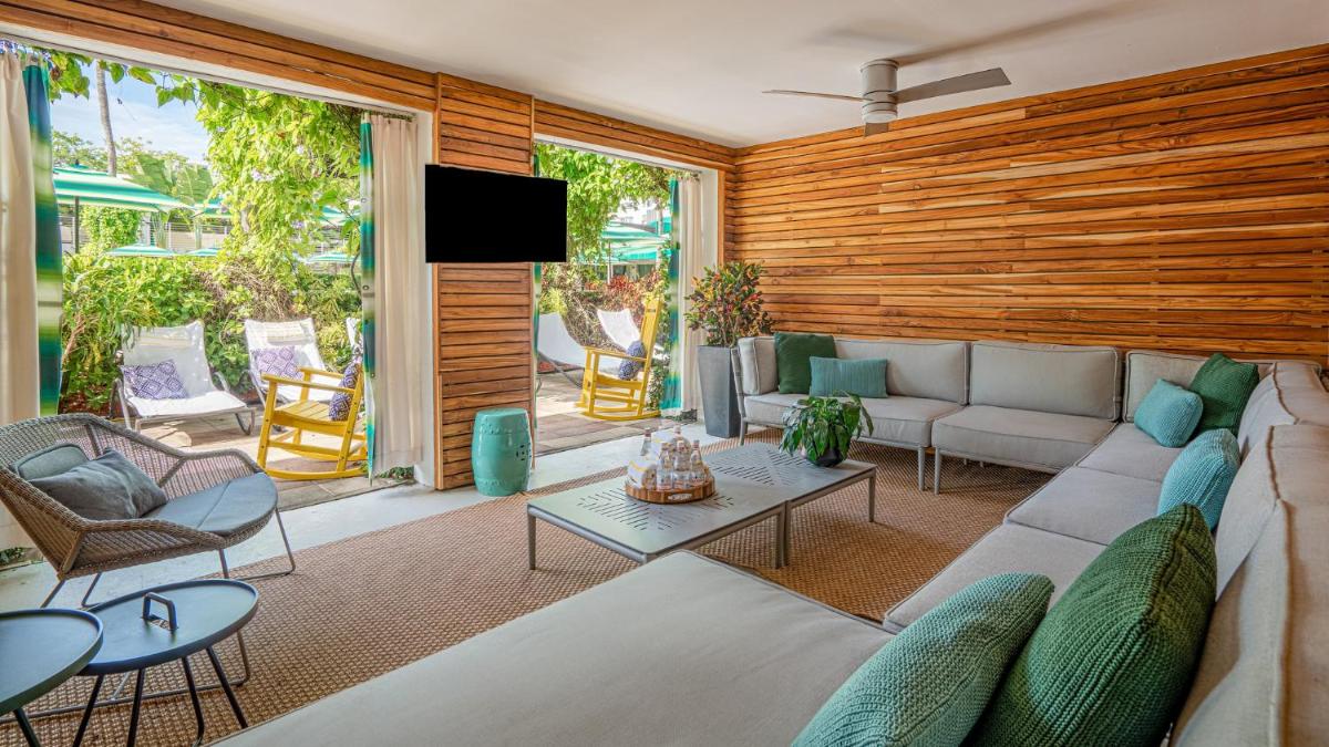 Отель Kimpton Surfcomber Hotel