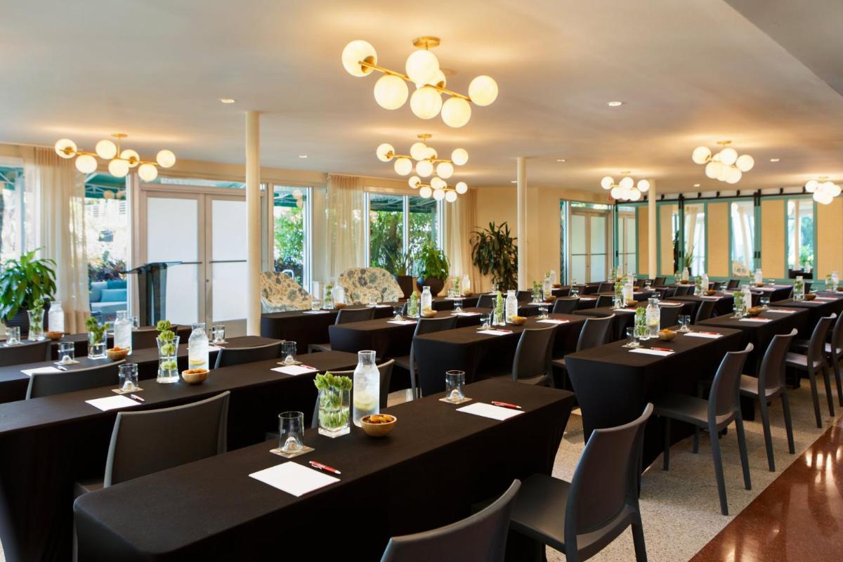 Отель Kimpton Surfcomber Hotel