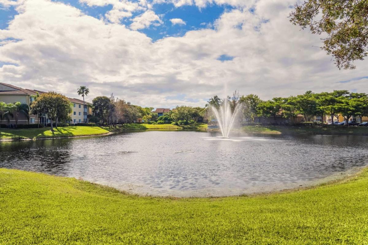 Апартаменты Luxurious Apartments with Pool and Gym in Boynton Beach