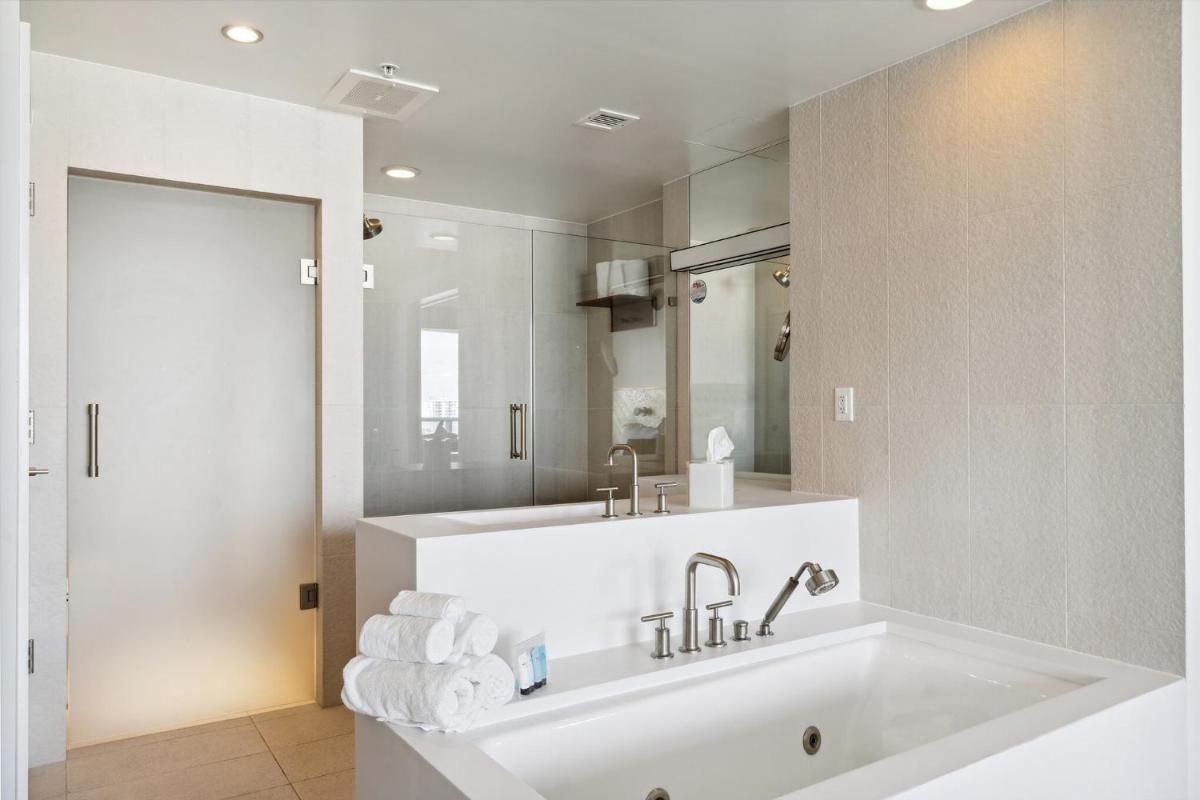 Апартаменты Luxury Suite w Pool Gym in The W Residences