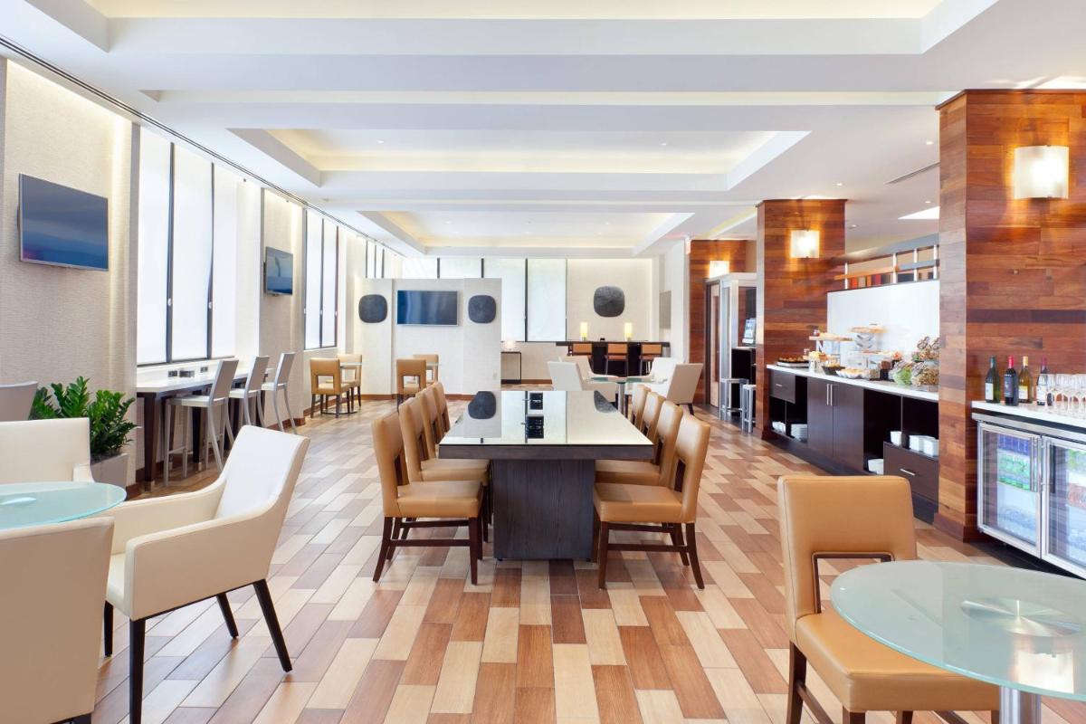 Отель Miami Airport Marriott