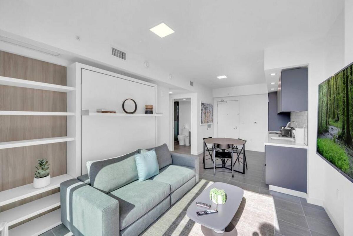 Апартаменты Modern 1 Bed Condo across from Bayside in Downtown