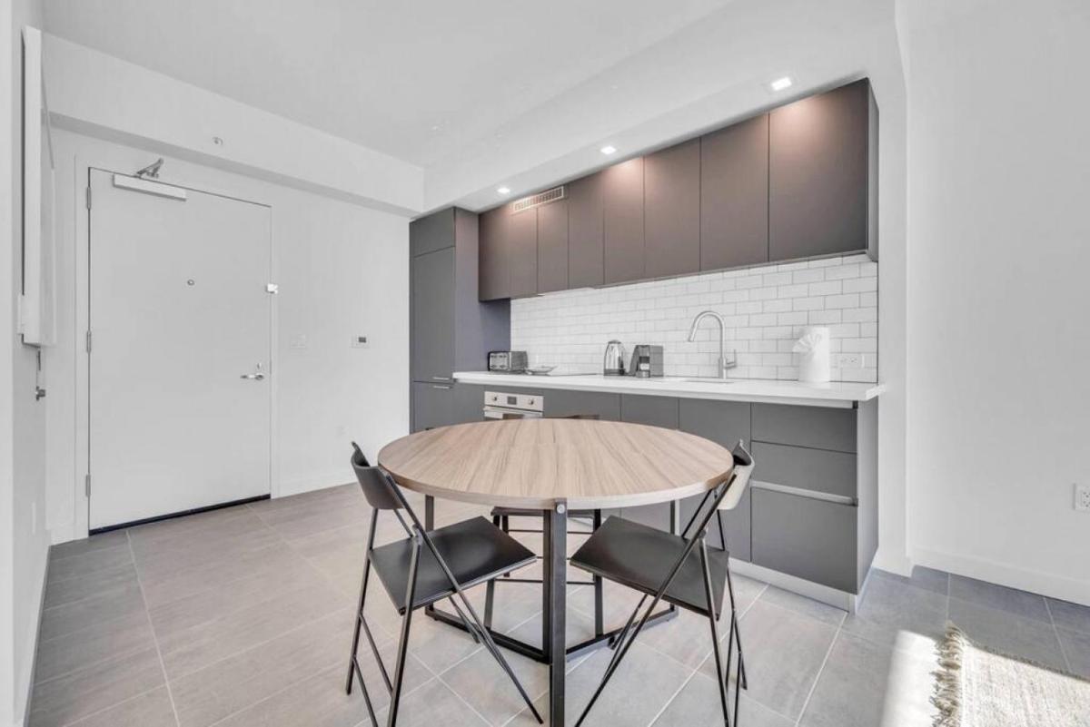 Апартаменты Modern 1 Bed Condo across from Bayside in Downtown