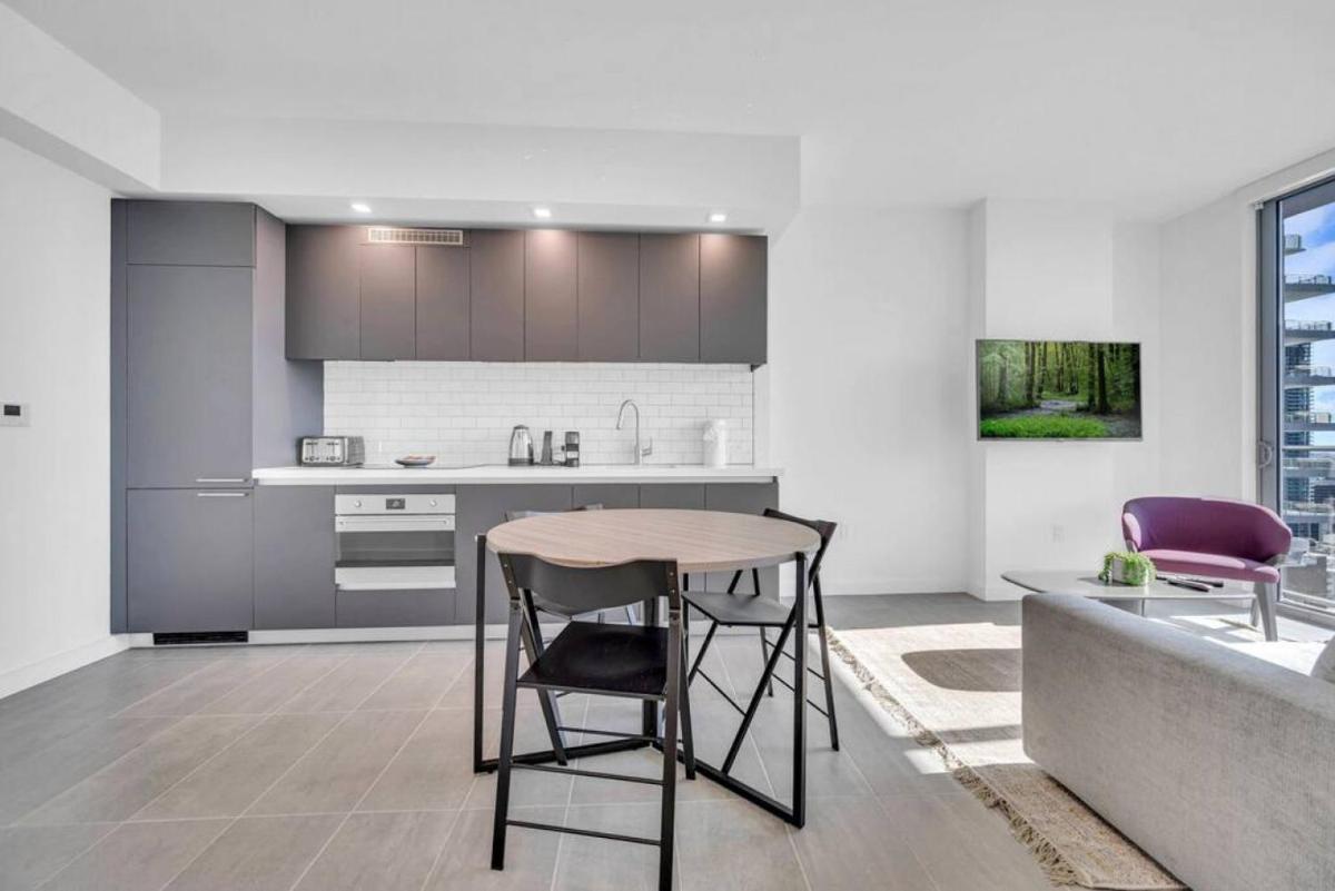 Апартаменты Modern 1 Bed Condo across from Bayside in Downtown