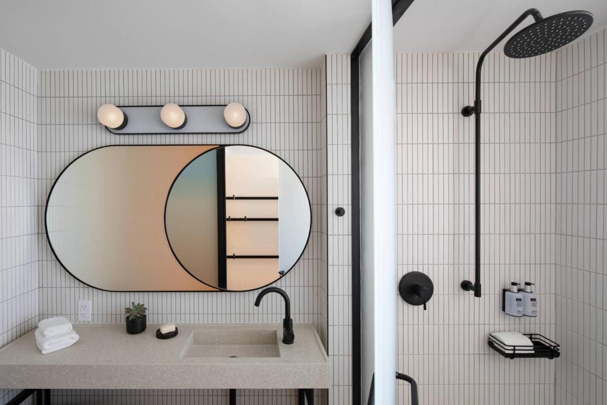 Отель Moxy Miami South Beach