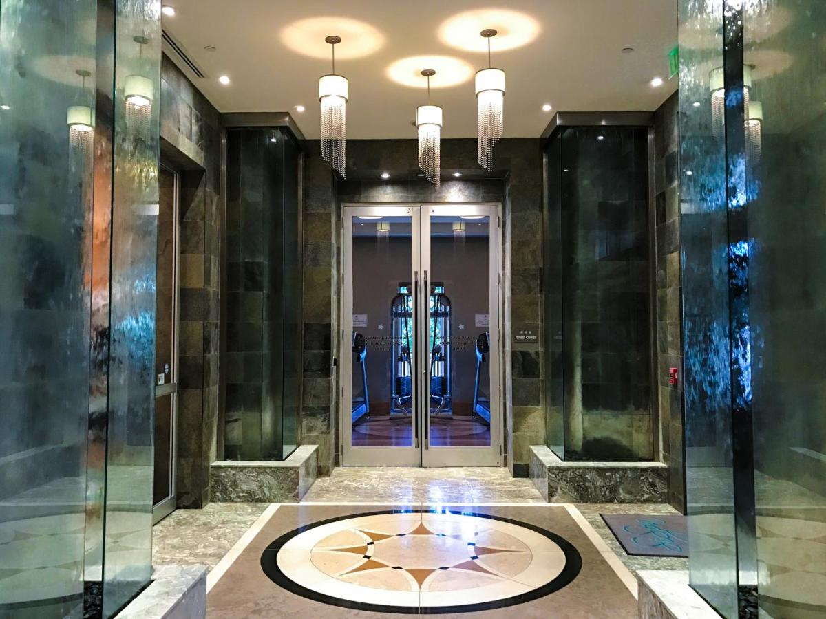 Отель Palm Beach Singer Island Resort & Spa Luxury Suites