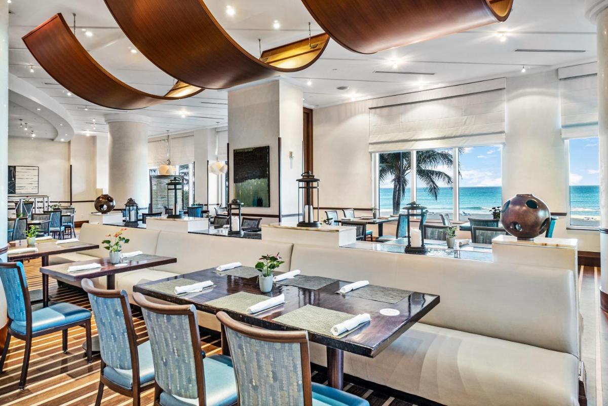 Отель Palm Beach Singer Island Resort & Spa Luxury Suites