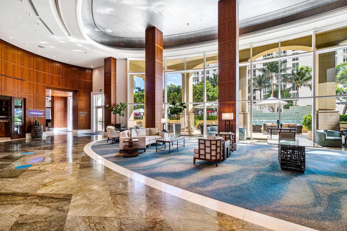 Отель Palm Beach Singer Island Resort & Spa Luxury Suites