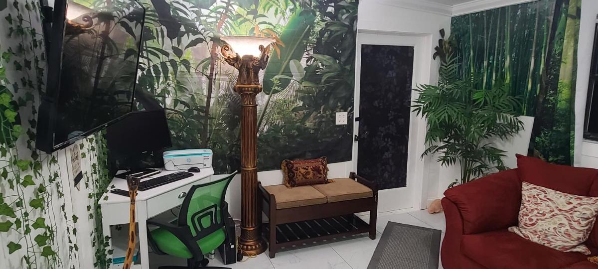 Апартаменты Palm Springs 3-Bedroom 2-Bath 5 Miles to the Beach