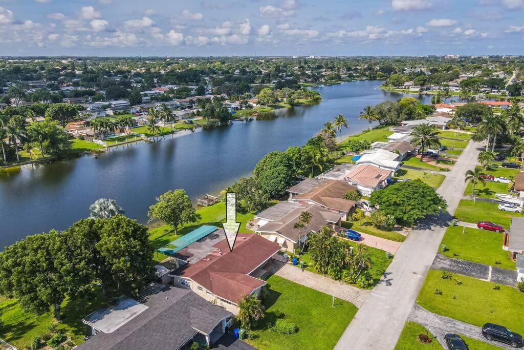 Апартаменты Private Lakefront Home in Miami/Pembroke