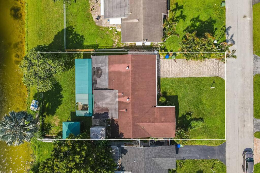 Апартаменты Private Lakefront Home in Miami/Pembroke