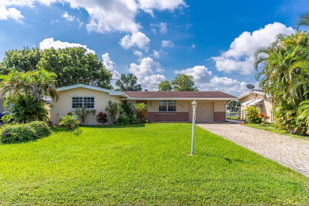 Апартаменты Private Lakefront Home in Miami/Pembroke