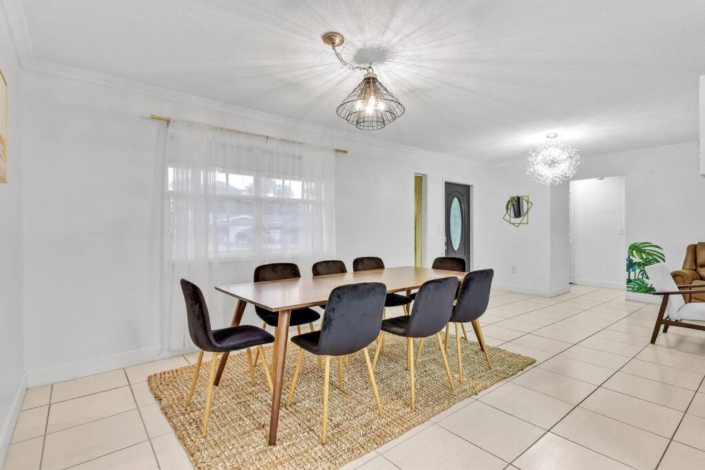 Апартаменты Private Lakefront Home in Miami/Pembroke