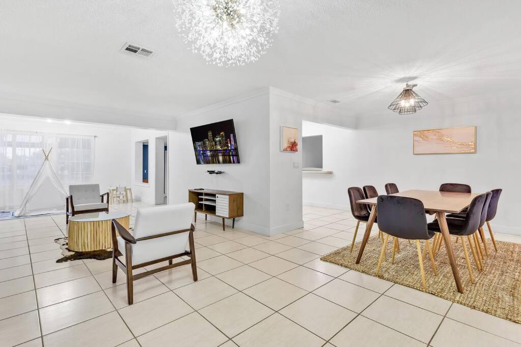 Апартаменты Private Lakefront Home in Miami/Pembroke