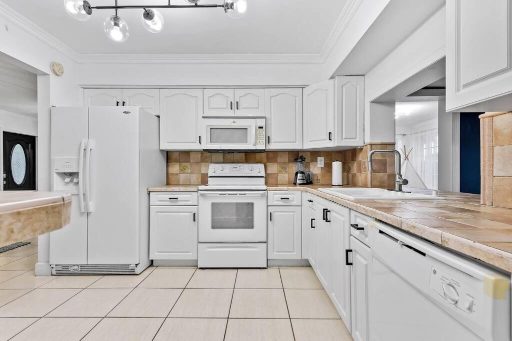 Апартаменты Private Lakefront Home in Miami/Pembroke