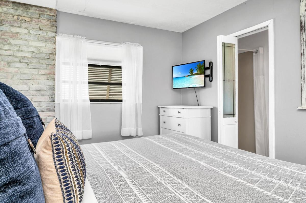 Аппартаменты Private Oasis on Quiet Street! Pool + Tiki Hut!
