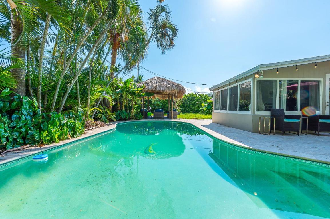 Аппартаменты Private Oasis on Quiet Street! Pool + Tiki Hut!