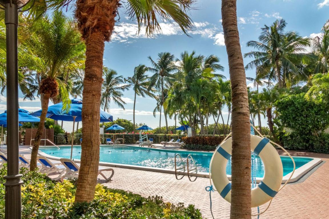 Отель Radisson Resort Miami Beach