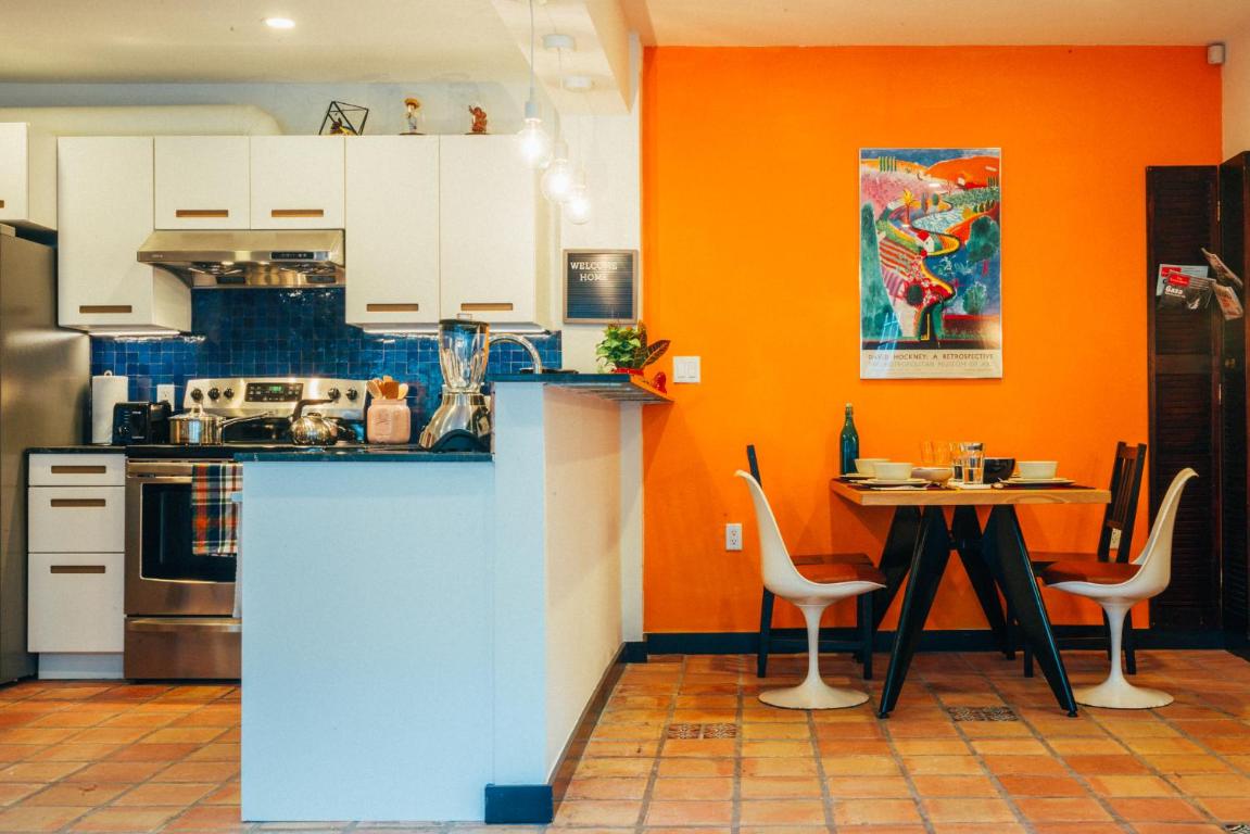 Апартаменты Historic Coconut Grove Cottage Home