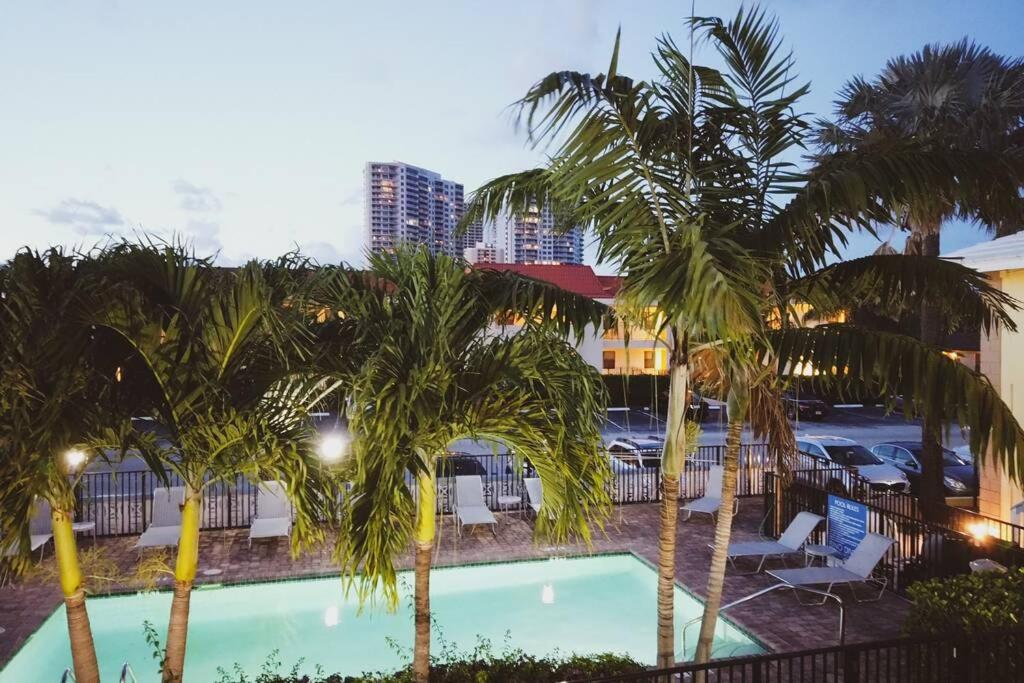 Отель Serenity at Seascape: Steps to the beach & Shops