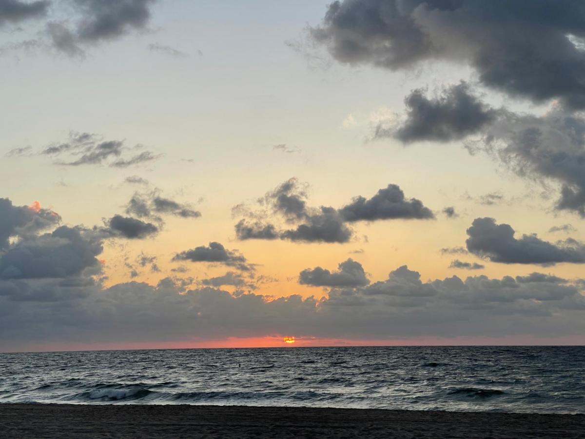 Апартаменты Studio right on the beach at Lauderdale By The Sea