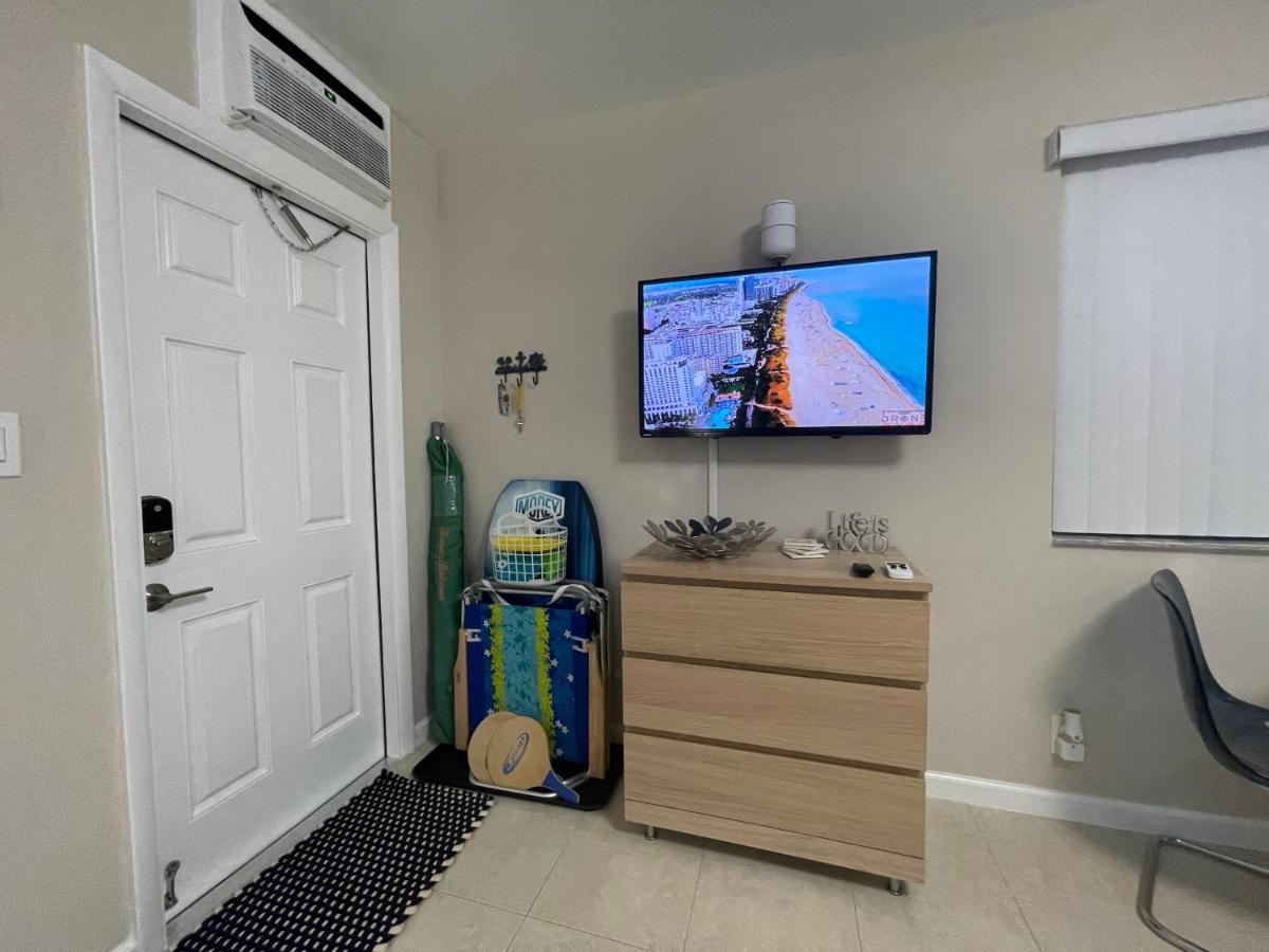 Апартаменты Studio right on the beach at Lauderdale By The Sea