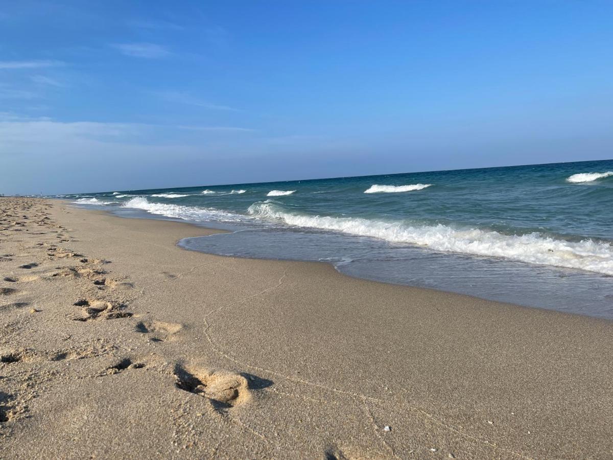 Апартаменты Studio right on the beach at Lauderdale By The Sea