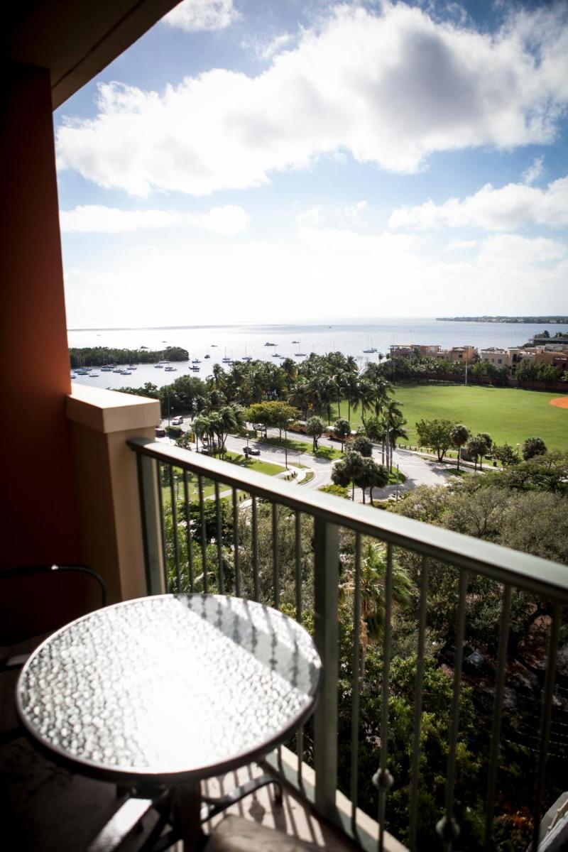 Отель The Mutiny Luxury Suites Hotel