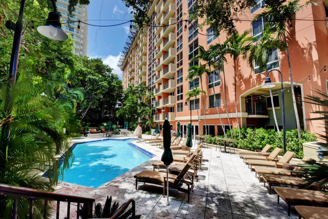Отель The Mutiny Luxury Suites Hotel