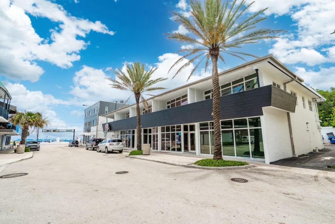 Апартаменты The Purple Pelican Beachfront with Ocean Balcony Unit 1