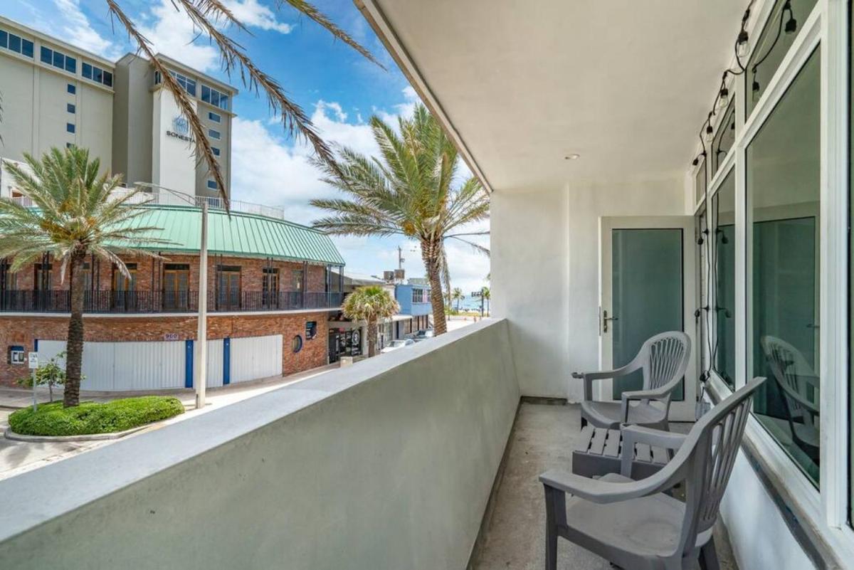 Апартаменты The Purple Pelican Beachfront with Ocean Balcony Unit 1