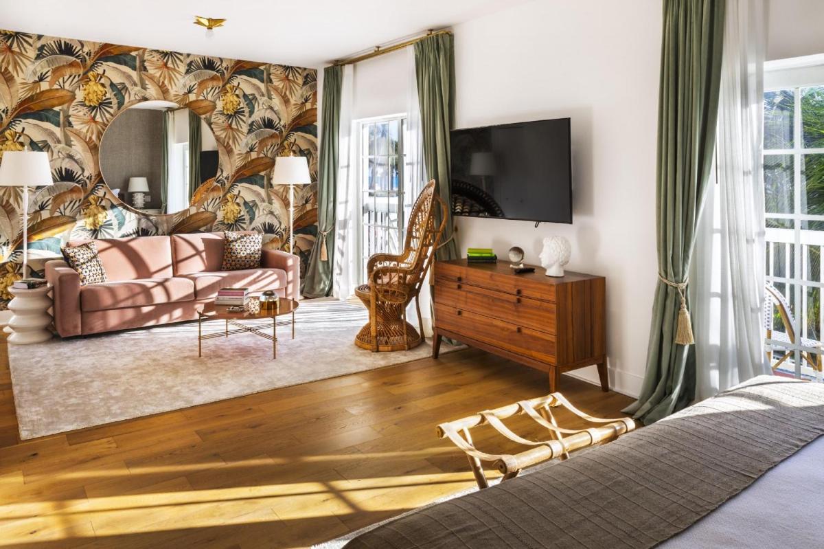 Отель The Savoy Hotel & Beach Club