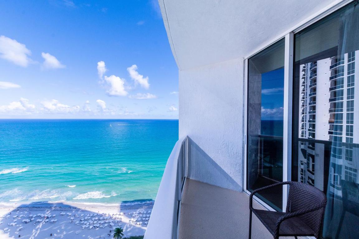 Апартаменты Trump International 1600 Sf Ocean Bay View Terrace 2 Bed 2 Bath