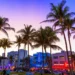 Пальмы и неоновые вывески отелей на Ocean Drive в Майами на закате